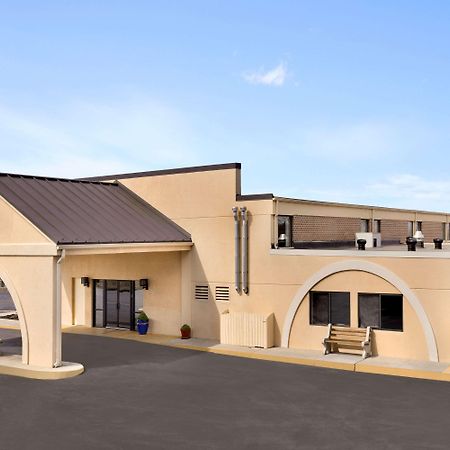 Super 8 By Wyndham Chambersburg I-81 Hotel Buitenkant foto