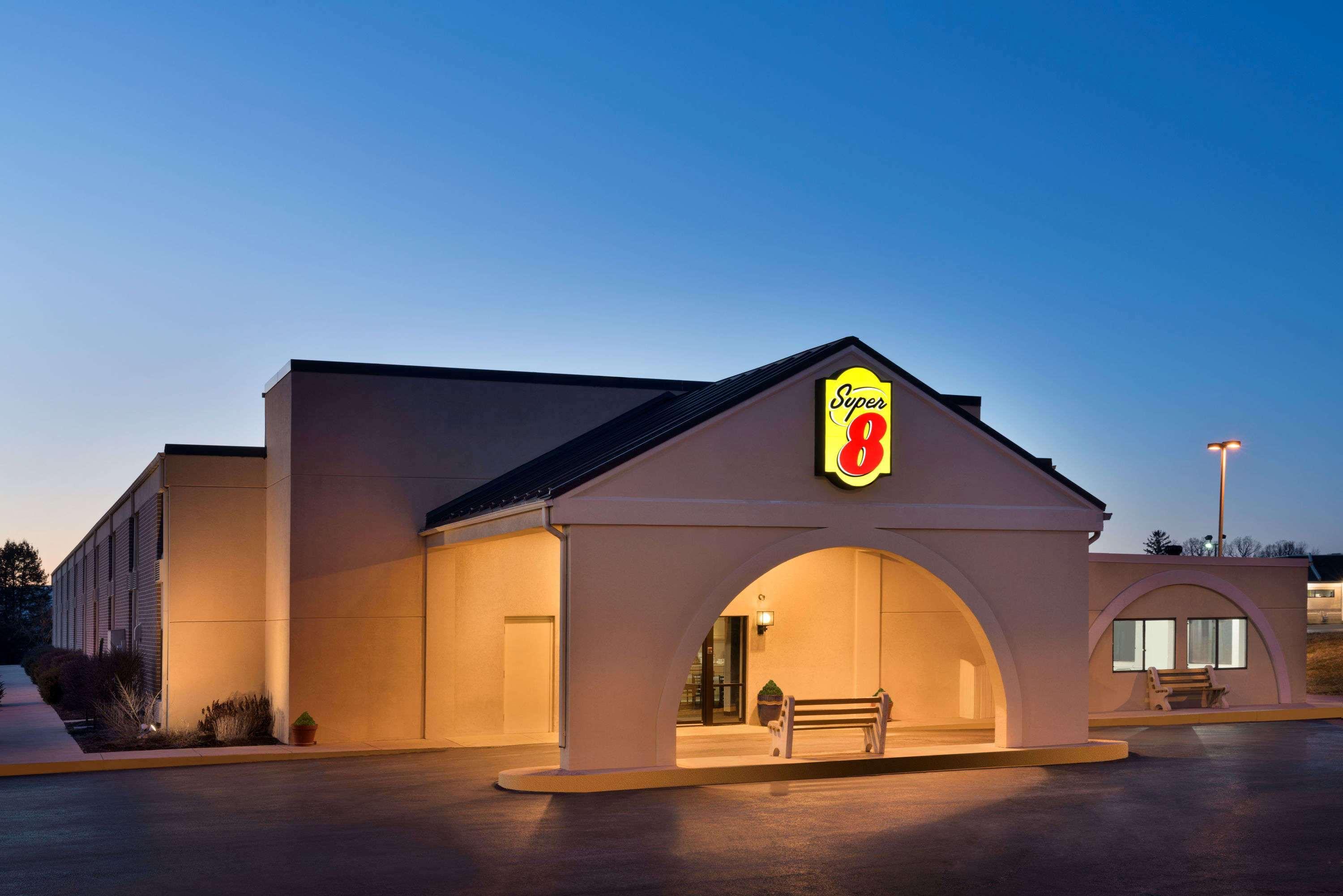 Super 8 By Wyndham Chambersburg I-81 Hotel Buitenkant foto