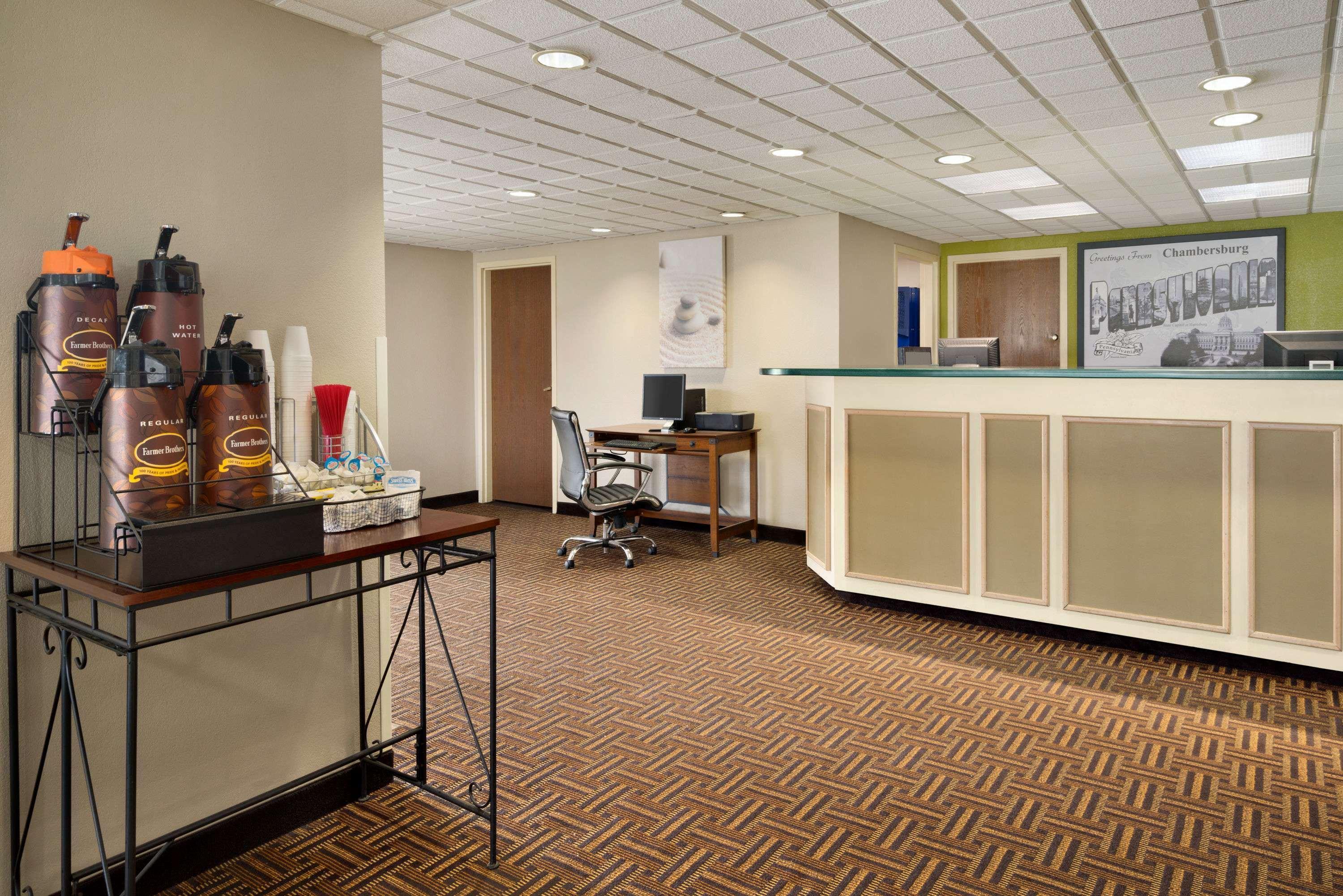 Super 8 By Wyndham Chambersburg I-81 Hotel Buitenkant foto