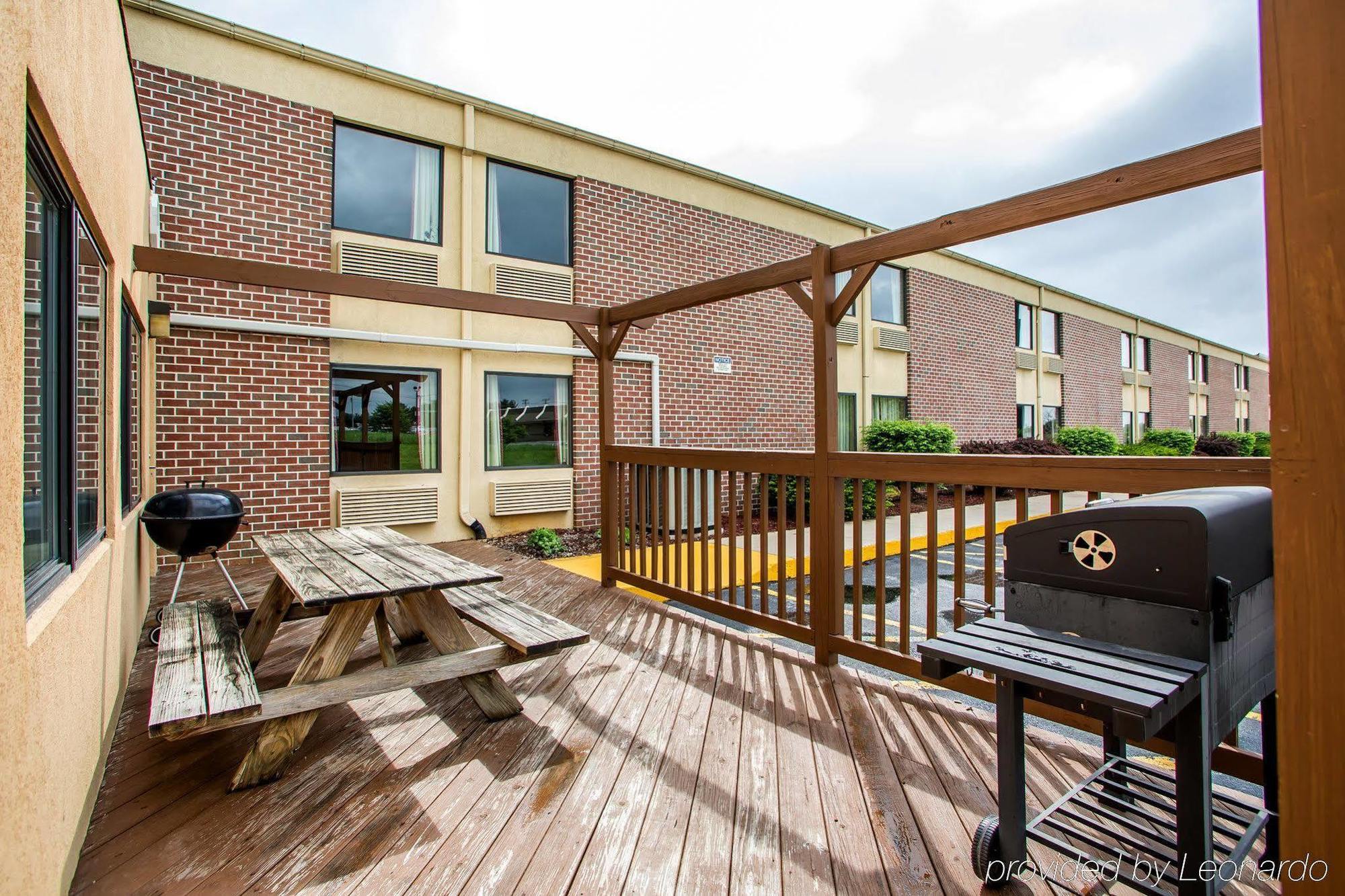 Super 8 By Wyndham Chambersburg I-81 Hotel Buitenkant foto