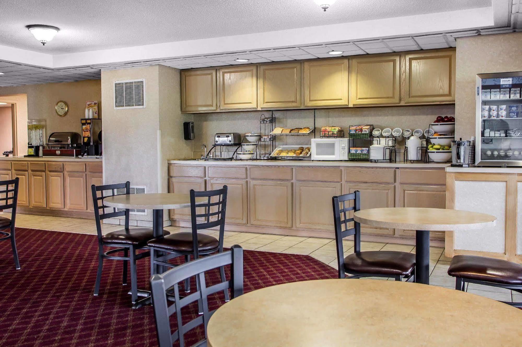 Super 8 By Wyndham Chambersburg I-81 Hotel Buitenkant foto